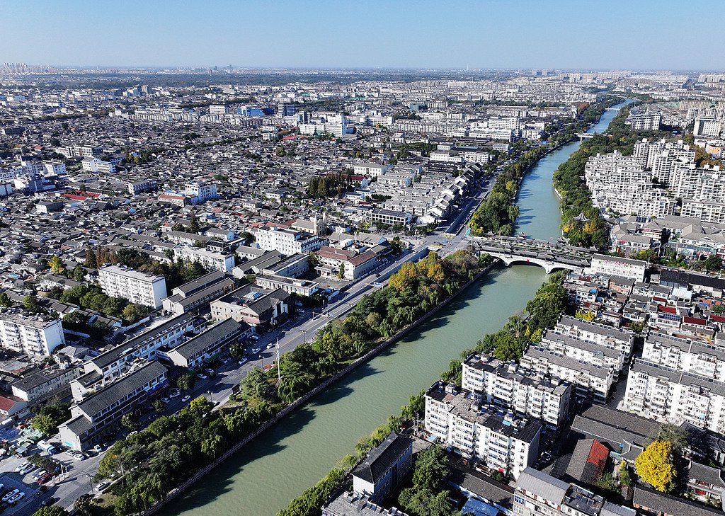2024年11月28日，江苏省emc易倍·体育市古运河风光带冬景。视觉中国 资料图